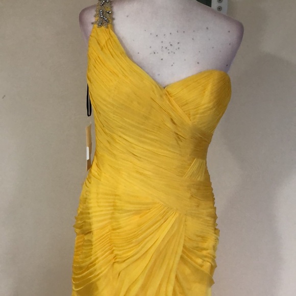 Yellow Chiffon one shoulder - Picture 3 of 13